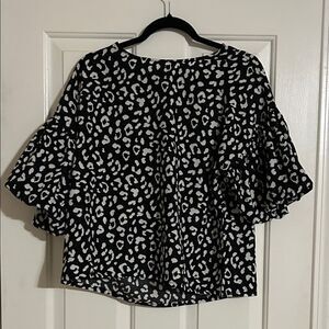 TCEC Black and White Animal Print Blouse. Puff Sleeves. EUC. Large.